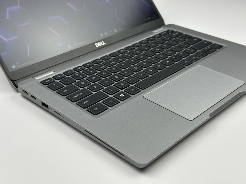 Dell Latitude 5330 - i5-1235U, 8GB RAM, LTE. Lekki laptop biznesowy z klawiaturą US i szybkim interfejsem PCIe NVMe do codziennej pracy mobilnej.