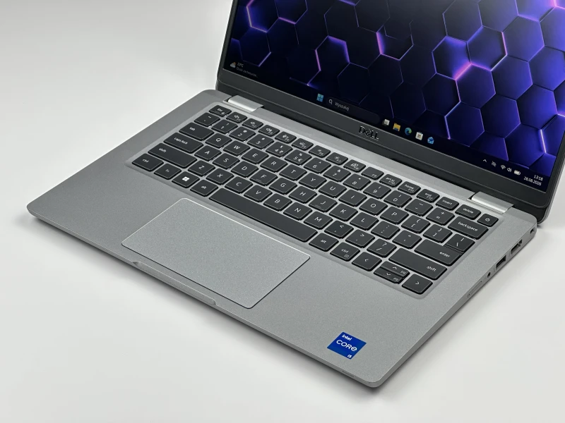 Dell Latitude 5330 - i5-1235U, 8GB RAM, LTE. Lekki laptop biznesowy z klawiaturą US i szybkim interfejsem PCIe NVMe do codziennej pracy mobilnej.