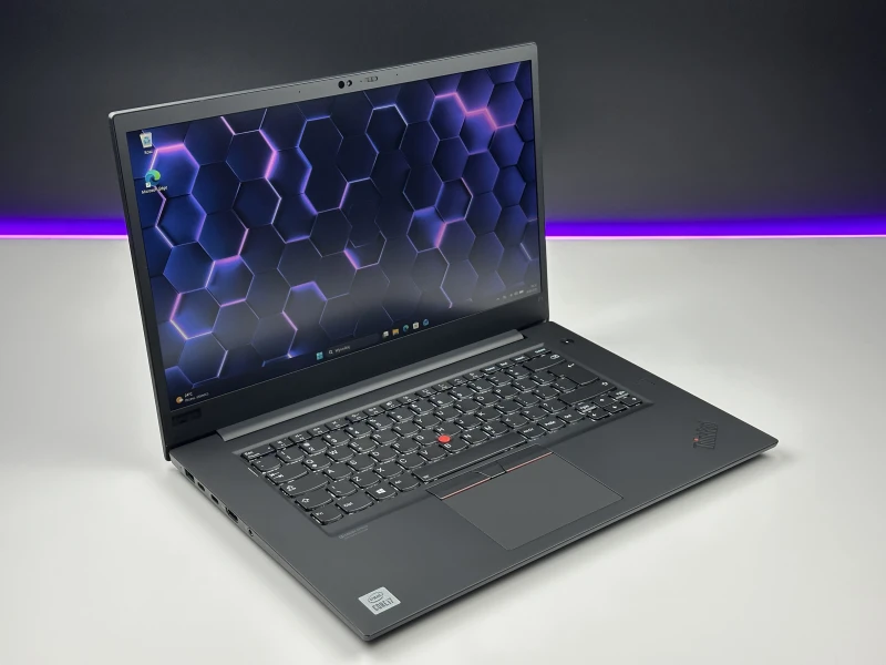 Lenovo ThinkPad P1 Gen 3 z procesorem Intel Core i7-10750H, ekranem 15,6″ FHD i grafiką T2000. Mobilna stacja robocza do wymagających zadań.