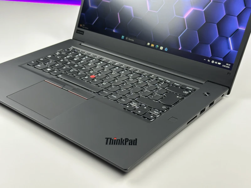 Lenovo ThinkPad P1 Gen 3 z procesorem Intel Core i7-10750H, ekranem 15,6″ FHD i grafiką T2000. Mobilna stacja robocza do wymagających zadań.