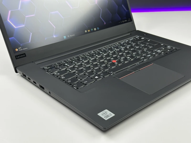Lenovo ThinkPad P1 Gen 3 z procesorem Intel Core i7-10750H, ekranem 15,6″ FHD i grafiką T2000. Mobilna stacja robocza do wymagających zadań.