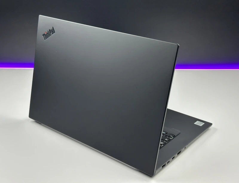 Lenovo ThinkPad P1 Gen 3 z procesorem Intel Core i7-10750H, ekranem 15,6″ FHD i grafiką T2000. Mobilna stacja robocza do wymagających zadań.