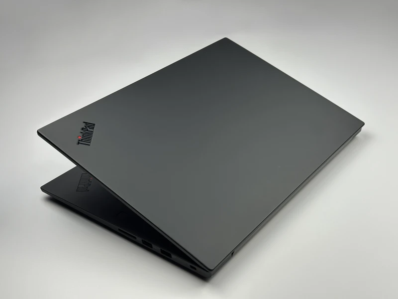 Lenovo ThinkPad P1 Gen 3 z procesorem Intel Core i7-10750H, ekranem 15,6″ FHD i grafiką T2000. Mobilna stacja robocza do wymagających zadań.