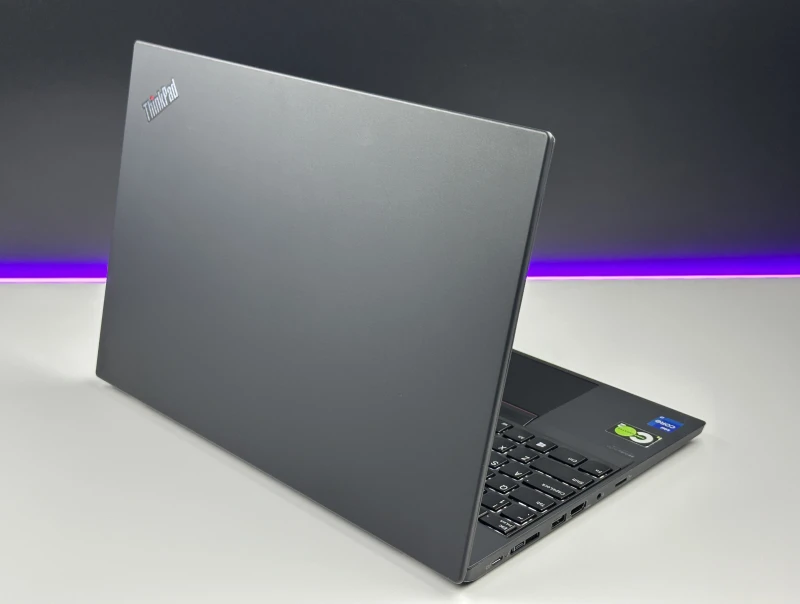 Lenovo ThinkPad T15 Gen 2 z i7-1165G7, 15.6" FHD i Intel Iris Xe. Laptop biznesowy z klawiaturą US, Wi-Fi 6 i solidną konstrukcją ThinkPad.