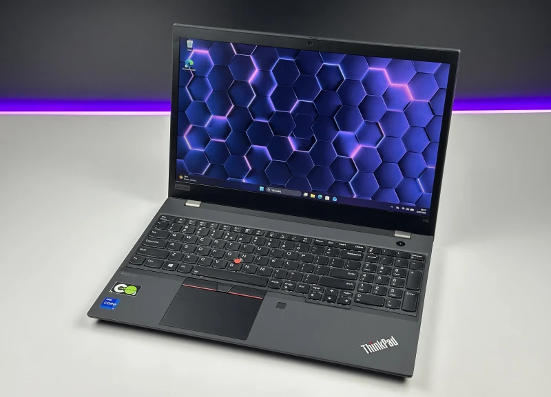 Lenovo ThinkPad T15 Gen 2 z i7-1165G7, 15.6" FHD i Intel Iris Xe. Laptop biznesowy z klawiaturą US, Wi-Fi 6 i solidną konstrukcją ThinkPad.
