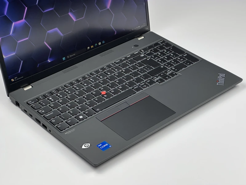 Lenovo ThinkPad T16 Gen 1 z procesorem i5-1235U, ekranem 16" i modemem LTE. Laptop biznesowy z formatem 16:10 do wygodnej pracy mobilnej.
