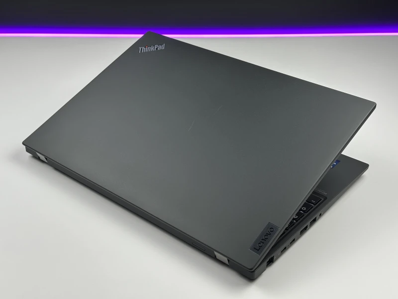 Lenovo ThinkPad T16 Gen 1 z i7-1270P i dotykowym ekranem 16” FHD+. Wydajny laptop biznesowy z dużą przestrzenią roboczą do pracy i multitaskingu.