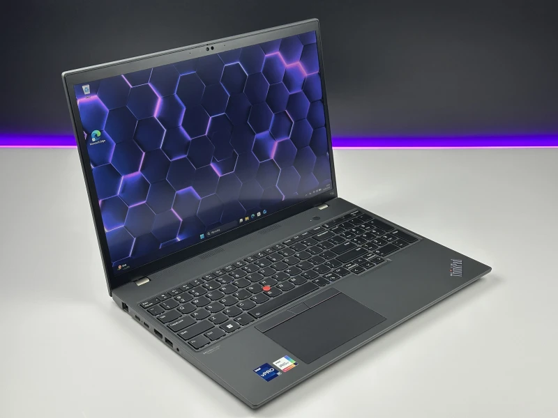 Lenovo ThinkPad T16 Gen 1 z i7-1270P i dotykowym ekranem 16” FHD+. Wydajny laptop biznesowy z dużą przestrzenią roboczą do pracy i multitaskingu.