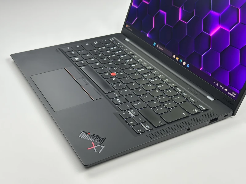 Lenovo ThinkPad X1 Carbon Gen 10 - i7-1265U, 2.8K OLED. Ultralekki laptop z obsługą Thunderbolt 4 i Wi-Fi 6E, stworzony do wymagającej pracy.