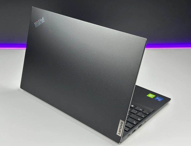 Lenovo ThinkPad E15 Gen 4 z procesorem i7-1255U, ekranem 15.6"  i GeForce MX550. Laptop biznesowy z czytnikiem linii papilarnych i Thunderbolt 4.