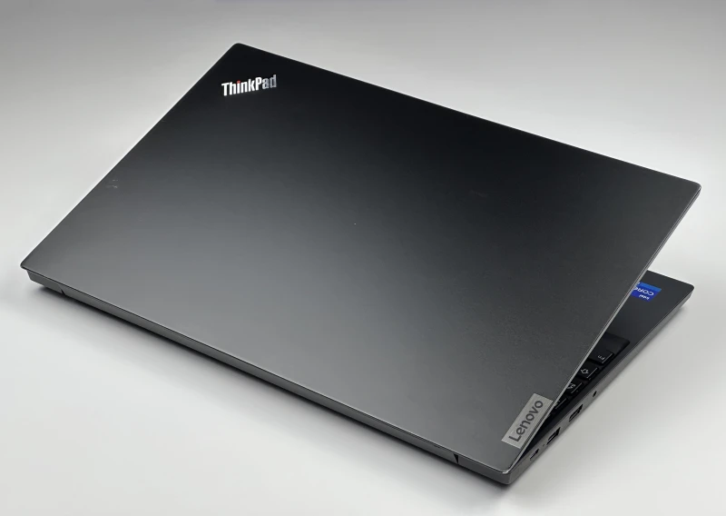 Lenovo ThinkPad E15 Gen 4 z procesorem i7-1255U, ekranem 15.6"  i GeForce MX550. Laptop biznesowy z czytnikiem linii papilarnych i Thunderbolt 4.