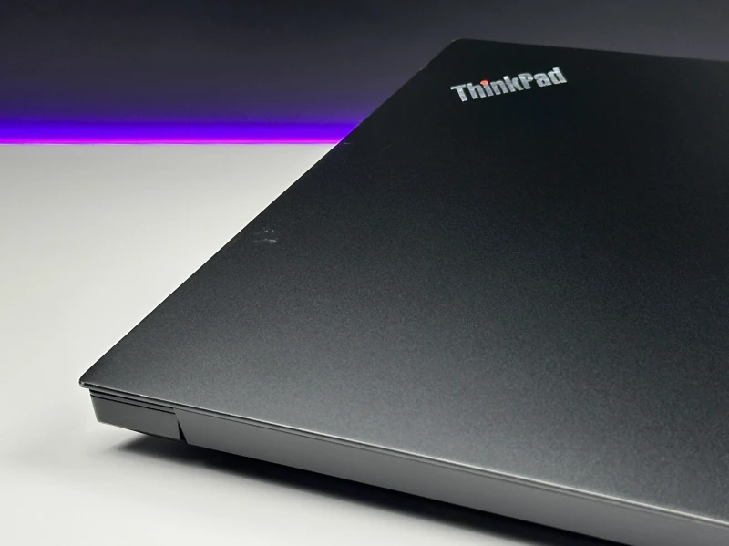 Lenovo ThinkPad E15 Gen 4 z procesorem i7-1255U, ekranem 15.6"  i GeForce MX550. Laptop biznesowy z czytnikiem linii papilarnych i Thunderbolt 4.