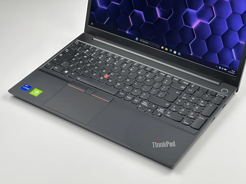 Lenovo ThinkPad E15 Gen 4 z procesorem i7-1255U, ekranem 15.6"  i GeForce MX550. Laptop biznesowy z czytnikiem linii papilarnych i Thunderbolt 4.