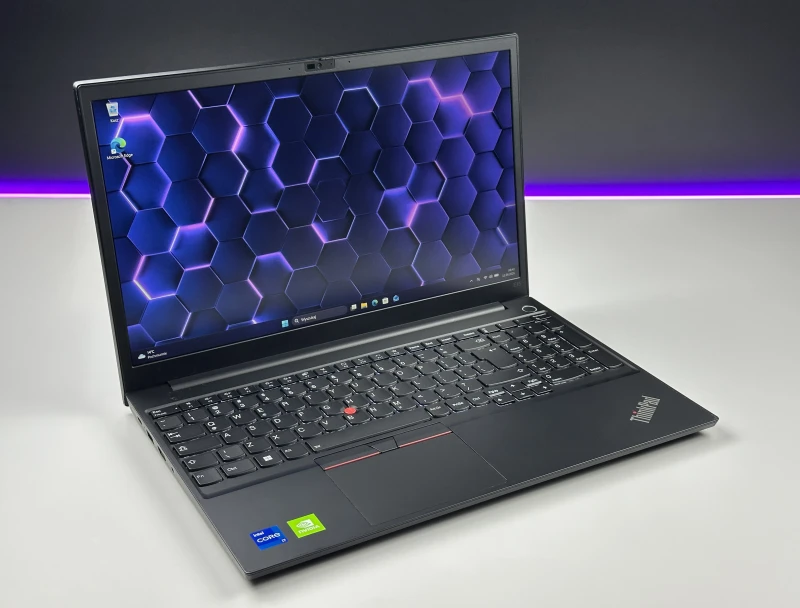 Lenovo ThinkPad E15 Gen 4 z procesorem i7-1255U, ekranem 15.6"  i GeForce MX550. Laptop biznesowy z czytnikiem linii papilarnych i Thunderbolt 4.