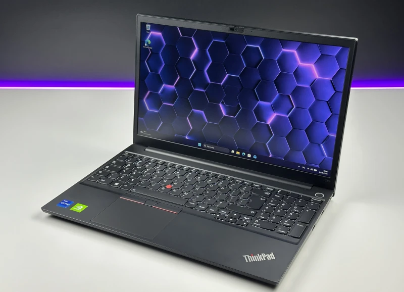 Lenovo ThinkPad E15 Gen 4 z procesorem i7-1255U, ekranem 15.6"  i GeForce MX550. Laptop biznesowy z czytnikiem linii papilarnych i Thunderbolt 4.
