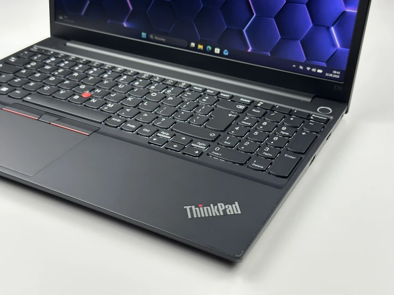 Lenovo ThinkPad E15 Gen 4 z procesorem i7-1255U, ekranem 15.6"  i GeForce MX550. Laptop biznesowy z czytnikiem linii papilarnych i Thunderbolt 4.