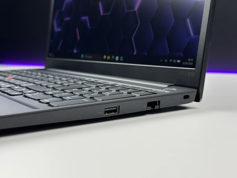 Lenovo ThinkPad E15 Gen 4 z procesorem i7-1255U, ekranem 15.6"  i GeForce MX550. Laptop biznesowy z czytnikiem linii papilarnych i Thunderbolt 4.