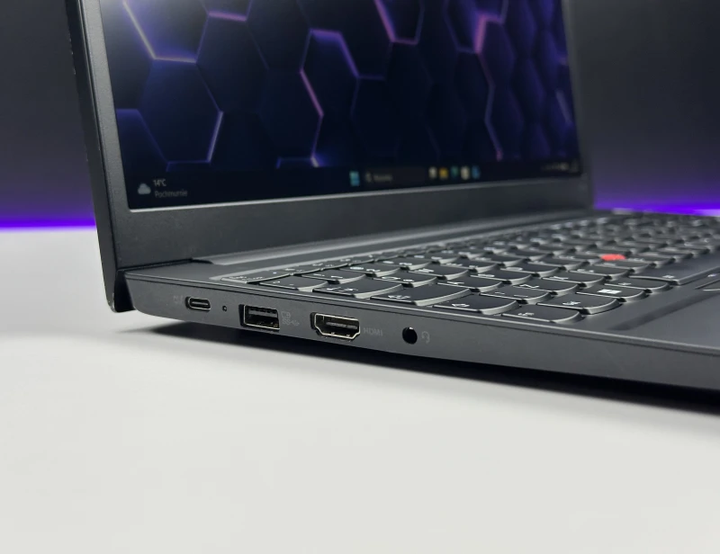 Lenovo ThinkPad E15 Gen 4 z procesorem i7-1255U, ekranem 15.6"  i GeForce MX550. Laptop biznesowy z czytnikiem linii papilarnych i Thunderbolt 4.