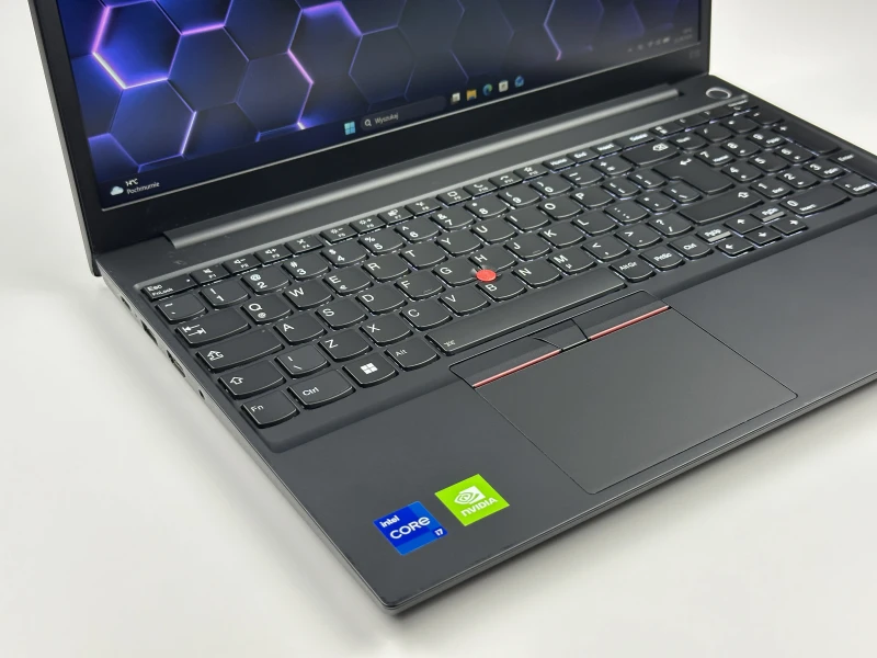 Lenovo ThinkPad E15 Gen 4 z procesorem i7-1255U, ekranem 15.6"  i GeForce MX550. Laptop biznesowy z czytnikiem linii papilarnych i Thunderbolt 4.