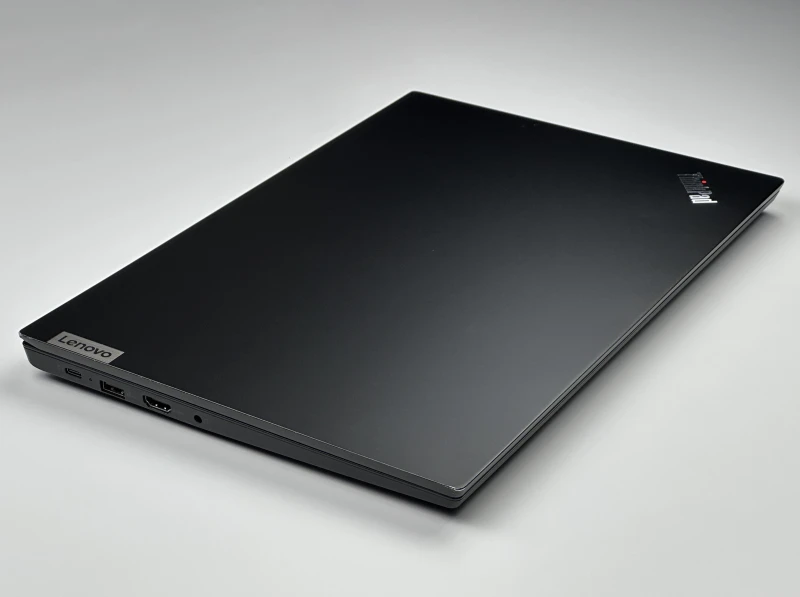 Lenovo ThinkPad E15 Gen 4 z procesorem i7-1255U, ekranem 15.6"  i GeForce MX550. Laptop biznesowy z czytnikiem linii papilarnych i Thunderbolt 4.