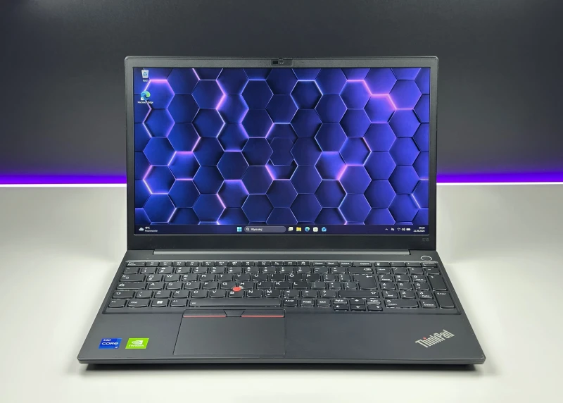 Lenovo ThinkPad E15 Gen 4 z procesorem i7-1255U, ekranem 15.6"  i GeForce MX550. Laptop biznesowy z czytnikiem linii papilarnych i Thunderbolt 4.