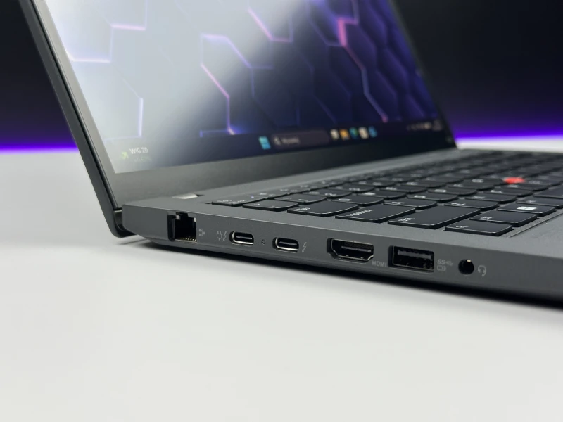 Lenovo ThinkPad T14 Gen 3 z i5-1245U, matrycą FHD+ – nowoczesny laptop biznesowy łączący wydajność, komfort pracy i solidne wykonanie.
