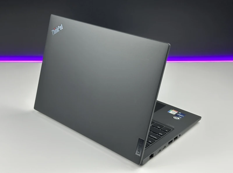 Lenovo ThinkPad T14 Gen 3 z i5-1245U, matrycą FHD+ – nowoczesny laptop biznesowy łączący wydajność, komfort pracy i solidne wykonanie.
