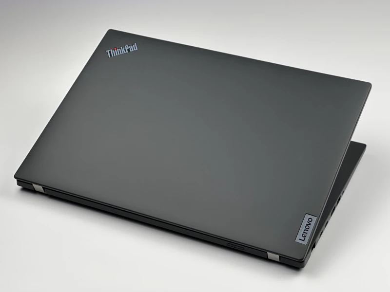 Lenovo ThinkPad T14 Gen 3 z i5-1245U, matrycą FHD+ – nowoczesny laptop biznesowy łączący wydajność, komfort pracy i solidne wykonanie.