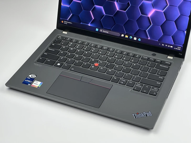 Lenovo ThinkPad T14 Gen 3 z i5-1245U, matrycą FHD+ – nowoczesny laptop biznesowy łączący wydajność, komfort pracy i solidne wykonanie.