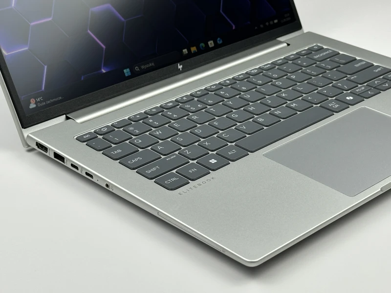 HP Elite mt645 G8 Ryzen 5 7535U, 14" FHD+ – wydajny laptop biznesowy do pracy mobilnej i biurowej z klawiaturą US.