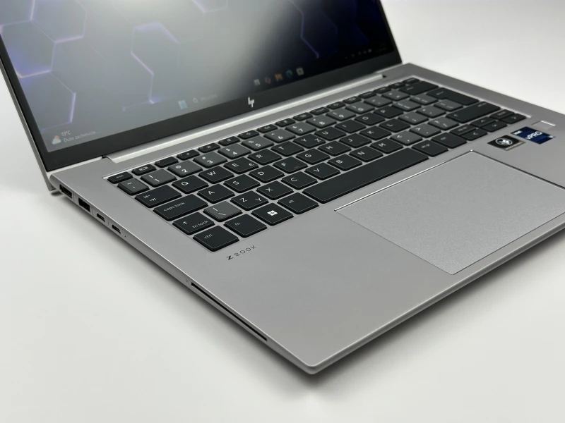 HP ZBook Firefly 14 G9 z i7-1265U, ekranem 14" FHD+, grafiką T550 (4GB). Lekka mobilna stacja robocza do projektowania, pracy biurowej i mobilnej.