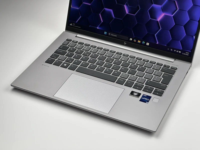 HP ZBook Firefly 14 G9 z i7-1265U, ekranem 14" FHD+, grafiką T550 (4GB). Lekka mobilna stacja robocza do projektowania, pracy biurowej i mobilnej.