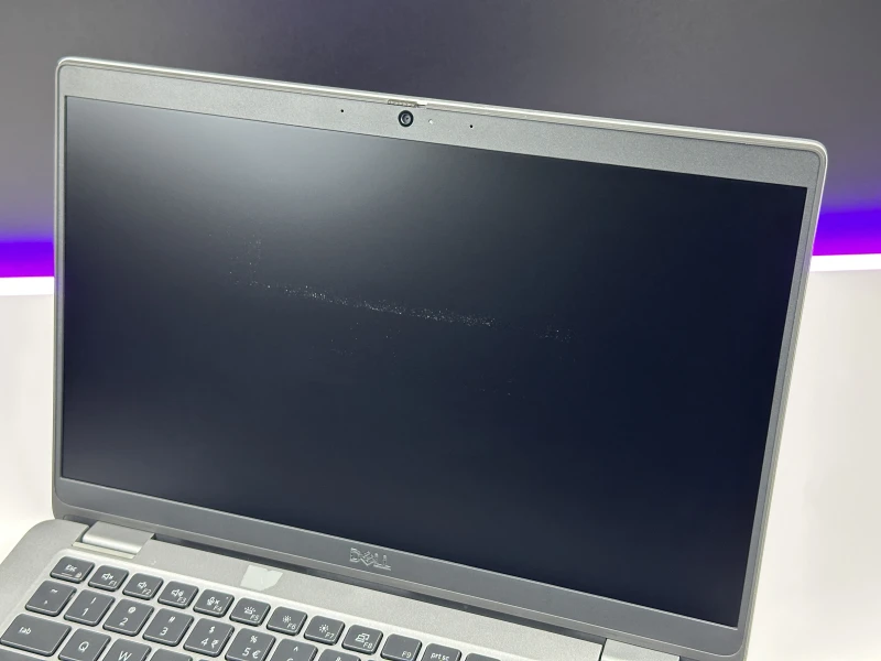Dell Latitude 5340 z procesorem i5-1335U, 8GB pamięci lutowanej, ekranem 13.3" FHD i LTE. Laptop biznesowy z klawiaturą US i Intel Iris Xe.