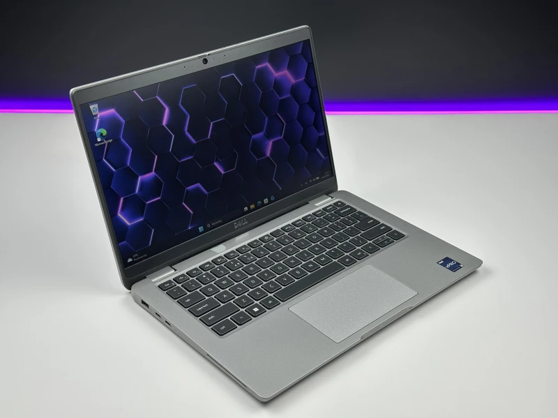 Dell Latitude 5340 z procesorem i5-1335U, 8GB pamięci lutowanej, ekranem 13.3" FHD i LTE. Laptop biznesowy z klawiaturą US i Intel Iris Xe.
