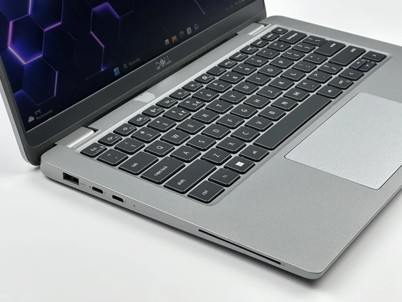 Dell Latitude 5340 z procesorem i5-1335U, 8GB pamięci lutowanej, ekranem 13.3" FHD i LTE. Laptop biznesowy z klawiaturą US i Intel Iris Xe.