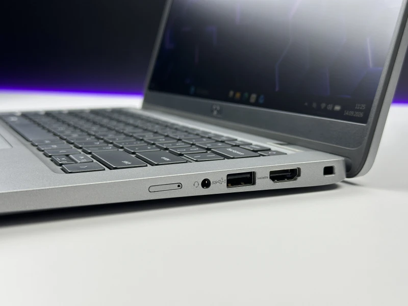 Dell Latitude 5340 z procesorem i5-1335U, 8GB pamięci lutowanej, ekranem 13.3" FHD i LTE. Laptop biznesowy z klawiaturą US i Intel Iris Xe.