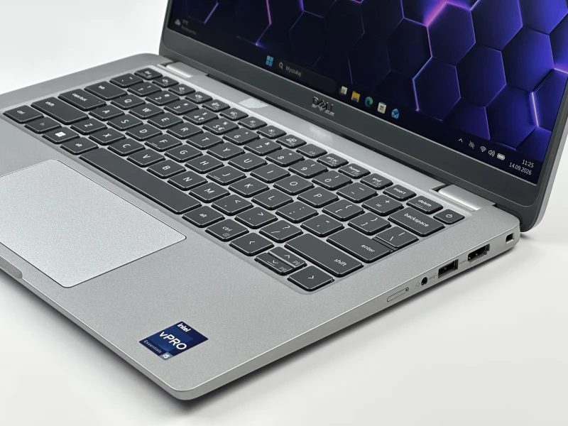 Dell Latitude 5340 z procesorem i5-1335U, 8GB pamięci lutowanej, ekranem 13.3" FHD i LTE. Laptop biznesowy z klawiaturą US i Intel Iris Xe.