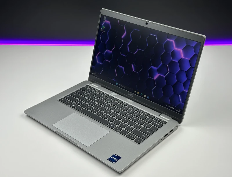 Dell Latitude 5340 z procesorem i5-1335U, 8GB pamięci lutowanej, ekranem 13.3" FHD i LTE. Laptop biznesowy z klawiaturą US i Intel Iris Xe.