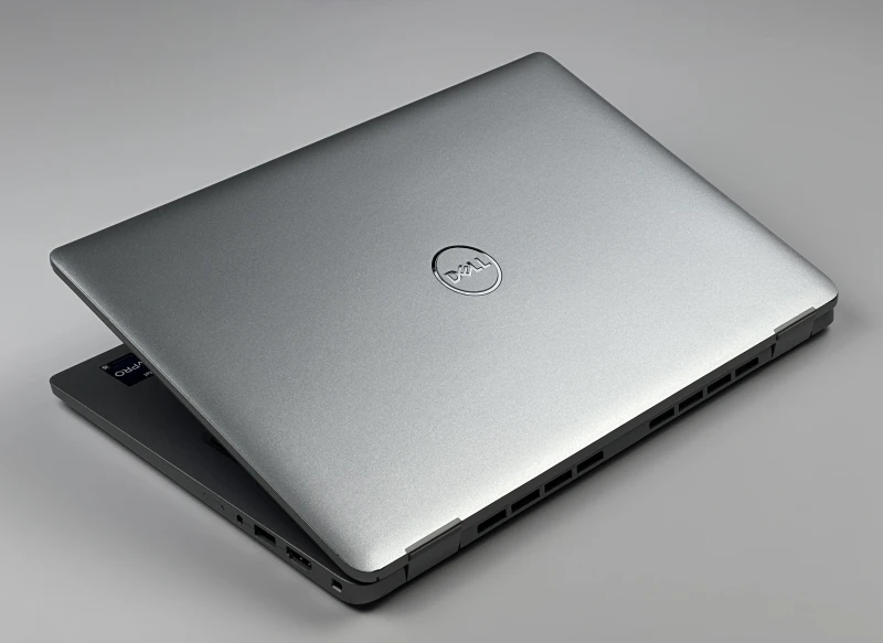 Dell Latitude 5340 z procesorem i5-1335U, 8GB pamięci lutowanej, ekranem 13.3" FHD i LTE. Laptop biznesowy z klawiaturą US i Intel Iris Xe.