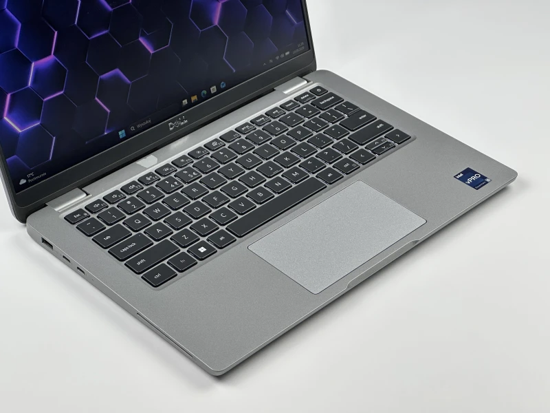 Dell Latitude 5340 z procesorem i5-1335U, 8GB pamięci lutowanej, ekranem 13.3" FHD i LTE. Laptop biznesowy z klawiaturą US i Intel Iris Xe.