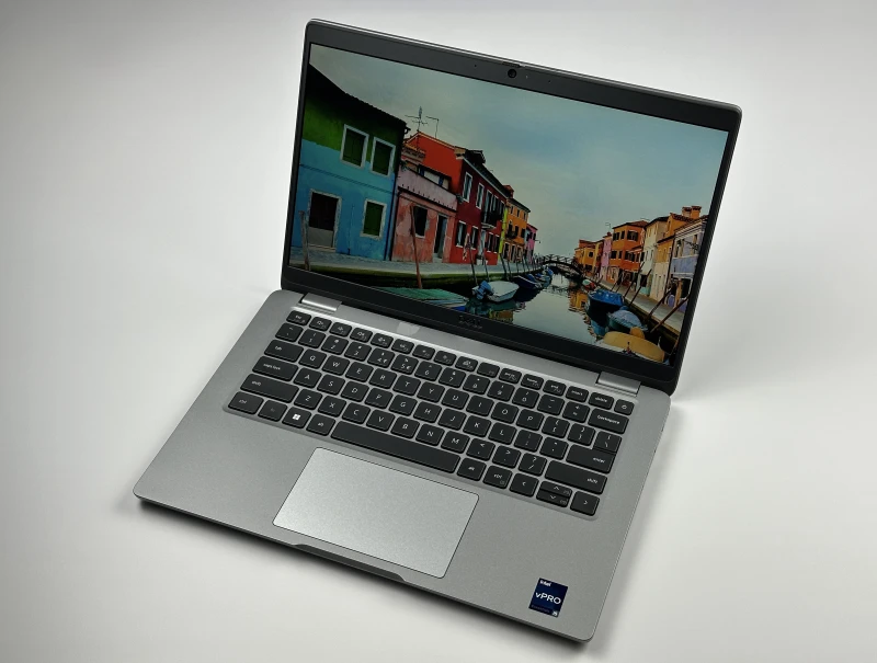 Dell Latitude 5340 z procesorem i5-1335U, 8GB pamięci lutowanej, ekranem 13.3" FHD i LTE. Laptop biznesowy z klawiaturą US i Intel Iris Xe.