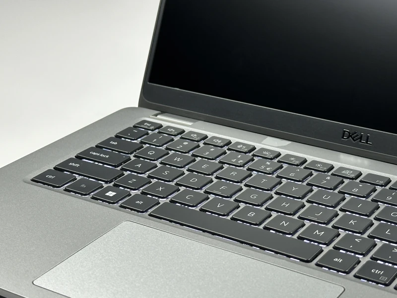 Dell Latitude 5340 z procesorem i5-1335U, 8GB pamięci lutowanej, ekranem 13.3" FHD i LTE. Laptop biznesowy z klawiaturą US i Intel Iris Xe.