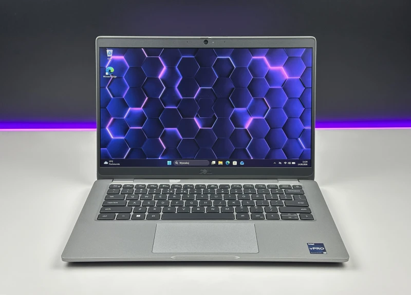 Dell Latitude 5340 z procesorem i5-1335U, 8GB pamięci lutowanej, ekranem 13.3" FHD i LTE. Laptop biznesowy z klawiaturą US i Intel Iris Xe.