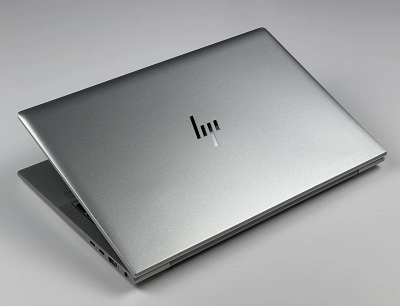 HP EliteBook 840 G7 z procesorem i5-10310U, ekranem 14" FHD i klawiaturą US. Laptop biznesowy z Intel UHD Graphics i aluminiową obudową.