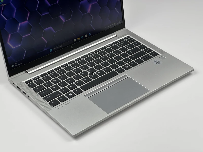 HP EliteBook 840 G7 z procesorem i5-10310U, ekranem 14" FHD i klawiaturą US. Laptop biznesowy z Intel UHD Graphics i aluminiową obudową.