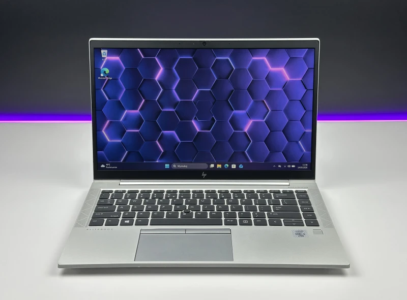 HP EliteBook 840 G7 z procesorem i5-10310U, ekranem 14" FHD i klawiaturą US. Laptop biznesowy z Intel UHD Graphics i aluminiową obudową.