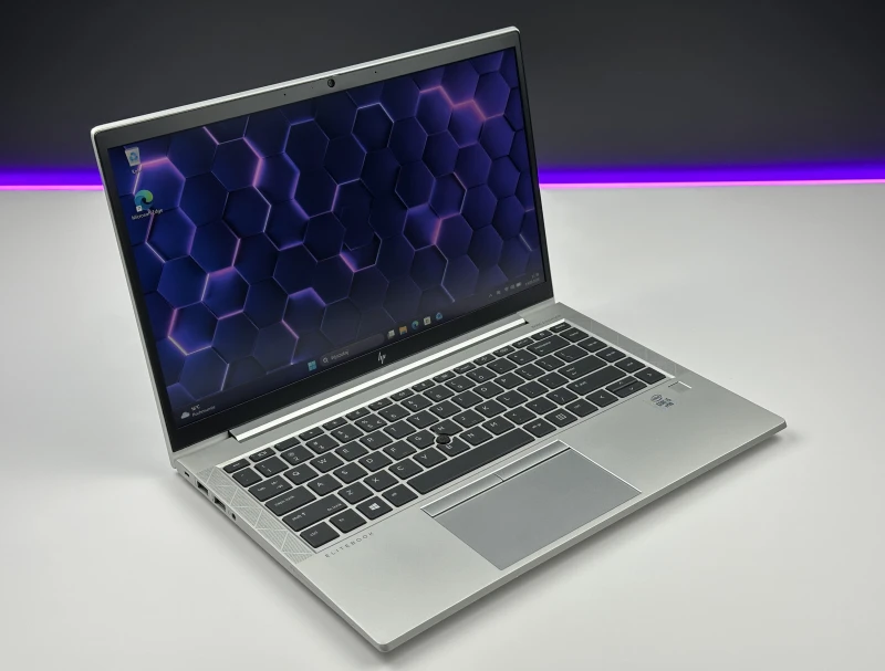 HP EliteBook 840 G7 z procesorem i5-10310U, ekranem 14" FHD i klawiaturą US. Laptop biznesowy z Intel UHD Graphics i aluminiową obudową.