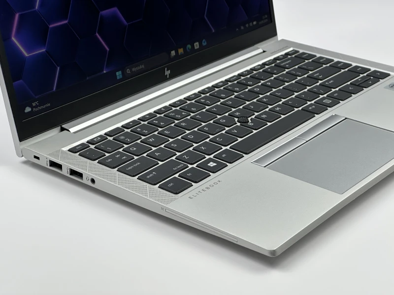 HP EliteBook 840 G7 z procesorem i5-10310U, ekranem 14" FHD i klawiaturą US. Laptop biznesowy z Intel UHD Graphics i aluminiową obudową.