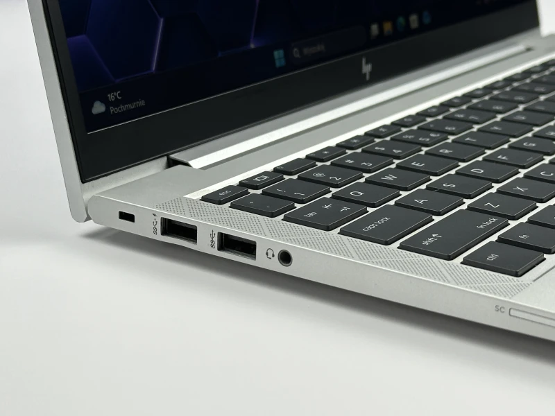 HP EliteBook 840 G7 z procesorem i5-10310U, ekranem 14" FHD i klawiaturą US. Laptop biznesowy z Intel UHD Graphics i aluminiową obudową.