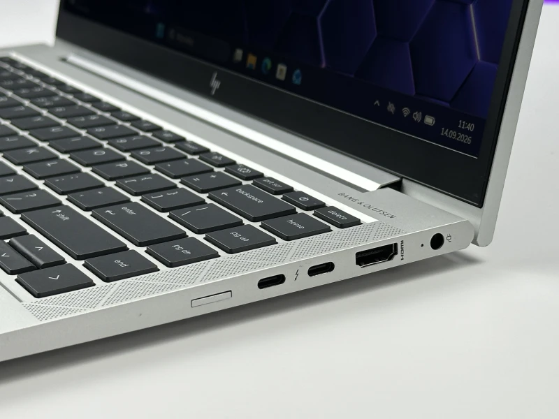 HP EliteBook 840 G7 z procesorem i5-10310U, ekranem 14" FHD i klawiaturą US. Laptop biznesowy z Intel UHD Graphics i aluminiową obudową.